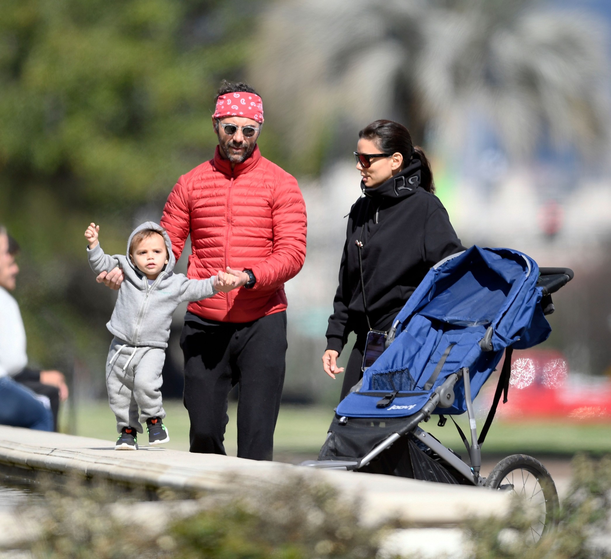 03/17/2020 EXCLUSIVE: Eva Longoria enjoys a trip to a park with family in Beverly Hills, California. The 45 year old actress wore an all black outfit while her husband, Jose Baston sported a red puffer jacket, black sweats, and a red bandana. **VIDEO AVAILABLE**, Image: 507526349, License: Rights-managed, Restrictions: Exclusive NO usage without agreed price and terms. Please contact sales@theimagedirect.com, Model Release: no, Credit line: TheImageDirect.com / The Image Direct / Profimedia